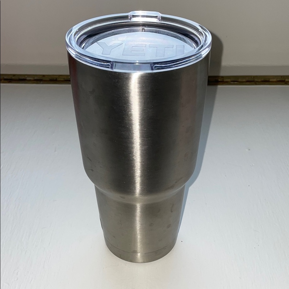 YETI 30 oz Rambler Silver Tumbler with Clear Lid